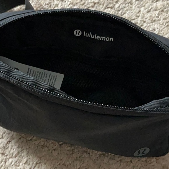 lululemon athletica Black Belt Bag Mini UNISEX - Picture 5 of 6